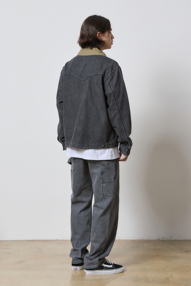## 데님 집업 워크 재킷 블랙 K5

캐주얼과 빈티지 무드를 동시에 느낄 수 있는 남성 데님 재킷입니다. 봄, 가을 간절기에 활용하기 좋은 중간 두께감의 워싱된 데님 소재로 제작되었습니다. 릴랙스 핏으로 편안한 착용감을 선사하며, 일상과 데이트룩에 모두 잘 어울립니다. 투웨이 지퍼, 옥스포드 원단 칼라 디테일, 사선 핸드 포켓, 빈티지 워싱 마감 등 섬세한 디테일이 돋보입니다. 크롭 기장과 긴 소매 디자인으로 스타일리시함을 더했습니다.
