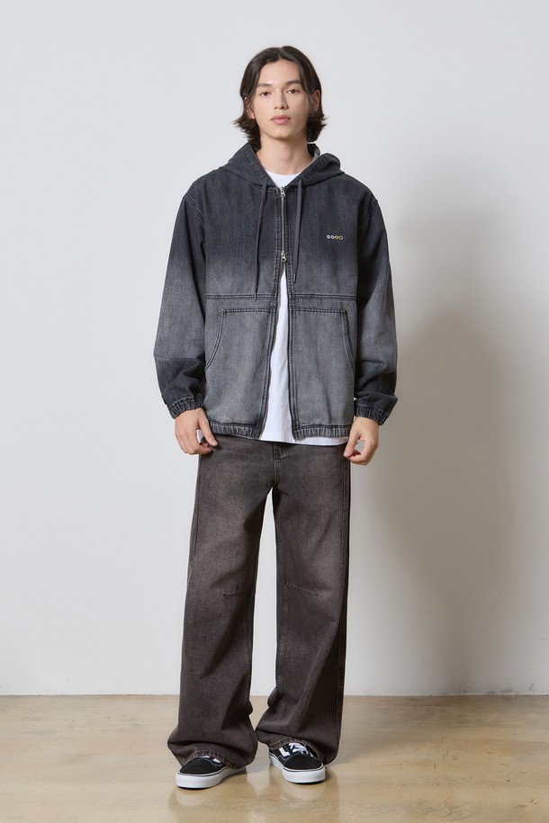 DENIM HOOD JUMPER BLACK K5 (데님 후드 점퍼 블랙 K5)는 남성만을 위한 캐주얼 데님 후드 집업입니다. 봄, 가을에 적합하며, 워싱 처리된 블랙 데님 소재와 릴랙스 핏으로 편안한 착용감을 제공합니다. 투웨이 지퍼, 그라데이션 워싱, 립 디테일, 후드 스타일이 특징이며, 레이어드하여 다양한 스타일을 연출할 수 있습니다. 동네 마실룩, 캐주얼, 스트리트, 미니멀 스타일을 즐기는 분들께 추천합니다.
