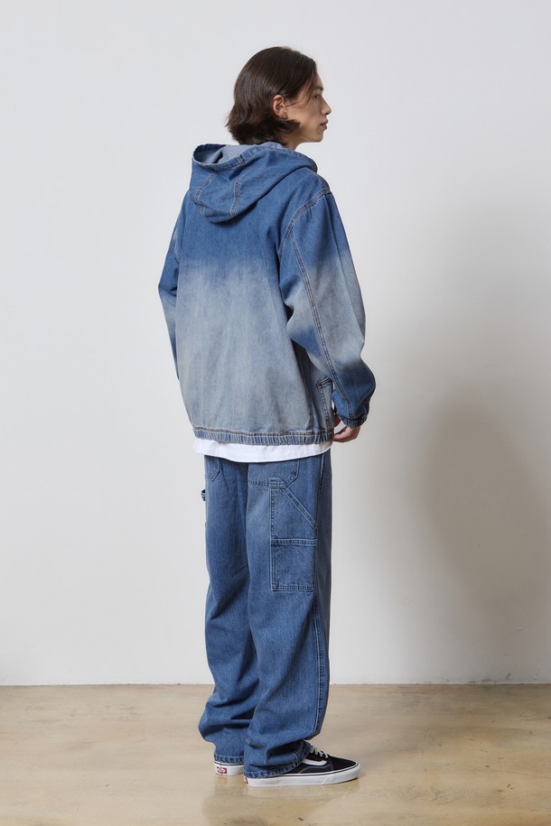 데님 후드 점퍼 미디엄 블루 K5는 캐주얼, 스트릿 스타일을 즐기는 남녀 모두에게 적합한 아우터입니다. 워싱과 그라데이션 패턴이 돋보이는 미디엄 블루 컬러의 데님 소재 후드 점퍼로, 봄, 가을 시즌에 착용하기 좋습니다. 릴랙스 핏으로 편안한 착용감을 선사하며, 투웨이 지퍼 디테일과 립 디테일 소매단 및 밑단으로 포인트를 더했습니다. 데이트룩, 가을 나들이룩 등 다양한 TPO에 활용할 수 있으며, 미니멀한 스타일까지 소화 가능한 매력적인 아이템입니다.
