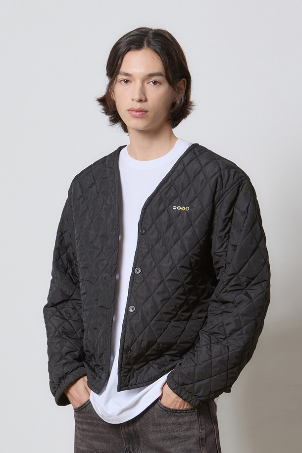 데님 투피스 집업 워크 재킷 블랙 K5는 남성용 아우터로, 캐주얼하고 베이직한 스타일을 연출합니다. 봄, 가을, 겨울 세 계절 모두 착용 가능하며, 일상, 겨울 데일리룩, 출근룩에 적합합니다. 블랙 컬러의 무지 패턴에 레귤러핏으로 제작되었으며, 크롭 기장의 상의와 긴 소매가 특징입니다. 워크 재킷 스타일의 두꺼운 데님 소재로, 투웨이 지퍼, 빈티지 워싱, 코듀로이 칼라, 탈부착 가능한 퀼팅 이너, 3oz 퀼팅 디테일이 돋보입니다. 미니멀하고 워크웨어 무드를 더하며, 캐주얼한 스타일을 완성합니다.
