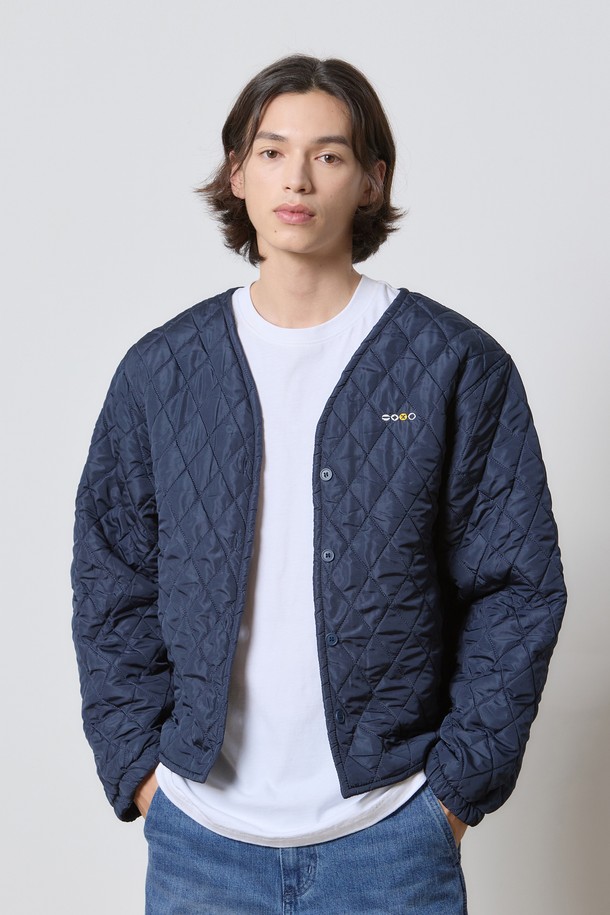 **데님 투피스 지퍼 워크 재킷 딥 블루 K5**

가을, 겨울 시즌을 위한 남성용 데님 워크 재킷입니다. 딥 블루 컬러의 레귤러핏 데님 재킷으로, 캐주얼 및 워크웨어 스타일을 연출합니다. 투웨이 지퍼 여밈 방식으로 편의성을 높였으며, 워싱 디테일이 빈티지한 매력을 더합니다. 3oz 퀼팅 이너와 탈부착 가능한 퀼팅 안감으로 보온성을 강화하여 쌀쌀한 날씨에도 따뜻하게 착용 가능합니다. 코듀로이 포인트 칼라가 특징이며, 가을 나들이룩과 겨울 데일리룩에 적합합니다.
