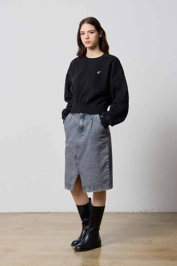 인디고 컬러의 데님 턱 빈티지 미디 스커트 INDIGO F5입니다. 봄, 가을에 어울리는 A라인 핏의 여성 데님 미디스커트로, 캐주얼과 빈티지 스타일을 연출할 수 있습니다. 턱 디테일과 프론트 슬릿 디테일, 무릎 기장의 디자인이 특징이며, 빈티지 워싱으로 자연스러운 멋을 더했습니다. 데이트룩, 쇼핑룩 등 다양한 TPO에 활용 가능하며, 캐주얼, 클래식, 미니멀 스타일을 즐겨 입는 분들께 추천합니다.
