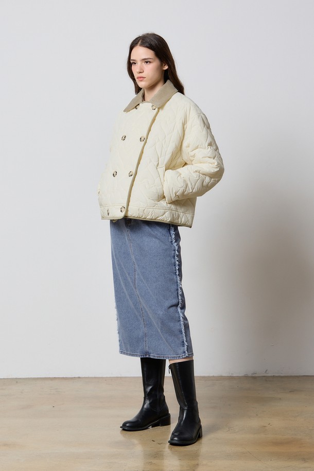 데님 프린지 H 라인 스커트 블루 F5는 캐주얼한 스타일을 연출하기 좋은 여성용 데님 스커트입니다. 봄, 여름, 가을 시즌에 착용하기 좋으며, 일상에서의 편안한 착용을 돕습니다. 허리 뒷면 밴딩 처리로 편안함을 더하고, 사이드 컷 라인과 프린지 디테일이 디자인의 포인트를 살립니다. H라인 핏과 미디 길이로 세련된 실루엣을 선사하며, 무지 디자인으로 다양한 상의와 쉽게 매치할 수 있습니다. 동네 마실룩, 쇼핑룩, 카페룩 등 다양한 TPO에 활용 가능하며, 캐주얼, 미니멀, 클래식 스타일을 즐겨 입는 분들께 추천합니다.
