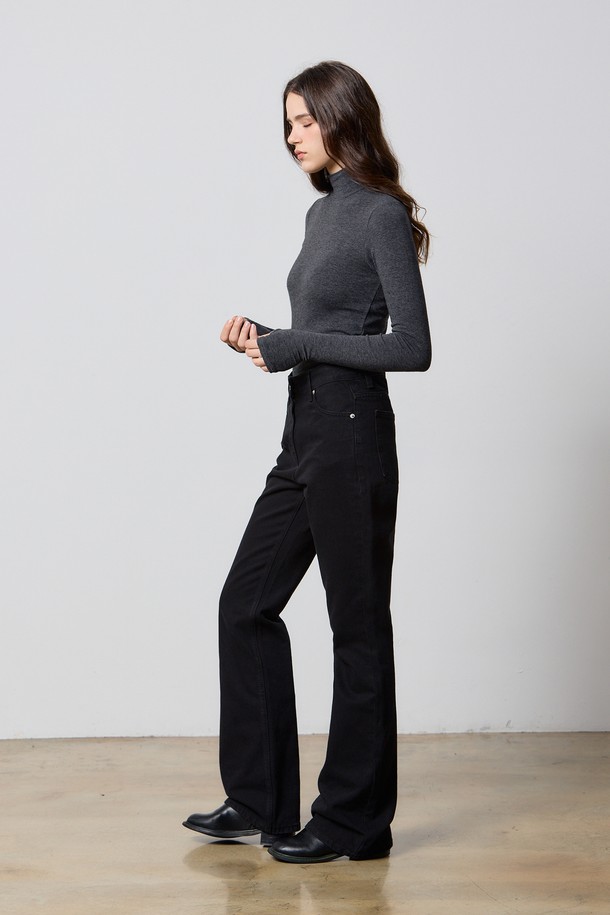 블랙 색상의 DENIM LONG FLARE JEANS F5는 사계절 내내 활용하기 좋은 데님 팬츠입니다. 베이직한 스타일로 데이트룩, 쇼핑룩 등 다양한 TPO에 매치하기 좋습니다. 논스판 데님 소재에 맥시 플레어 실루엣으로 시크하고 클래식한 무드를 연출합니다. 무릎부터 밑단까지 슬림하게 떨어지는 부츠컷 핏으로 다리가 길어 보이는 효과를 줍니다. 뻣뻣한 촉감과 두꺼운 두께감으로 안정감 있는 착용감을 선사합니다.
