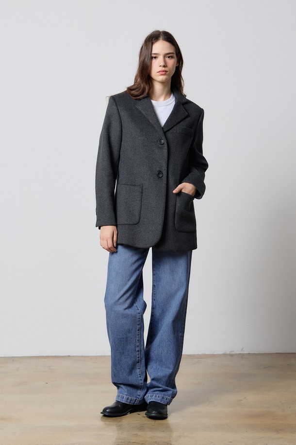 "데님 베이직 세미 와이드 팬츠 인디고 F5"는 여성의 일상 캐주얼 스타일을 위한 데님 팬츠입니다. 봄, 가을에 어울리는 두꺼운 두께감의 면 데님 소재로 제작되어, 뻣뻣한 촉감이 특징입니다. 세미 와이드핏과 스트레이트 레그 디자인이 다리 라인을 길어 보이게 하며, 베이직한 디자인으로 다양한 스타일링에 활용하기 좋습니다. 인디고 컬러와 무지 패턴은 미니멀하고 클래식한 느낌을 줍니다.