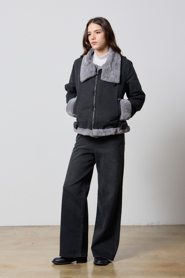 워싱 블랙 컬러의 데님 와이드 스트레이트 팬츠입니다. 면 98%, 폴리우레탄 2% 혼방 소재로 제작되어 편안한 착용감을 선사하며, 사계절 내내 활용 가능합니다. 캐주얼, 베이직 스타일 연출에 적합하며, 와이드핏과 스트레이트 핏으로 편안하면서도 멋스러운 핏을 제공합니다. 스트레치 소재로 활동성을 높였으며, 워싱 가공을 통해 자연스러운 분위기를 더했습니다. 일상에서 편안하게 즐겨 입을 수 있는 데님 팬츠입니다.
