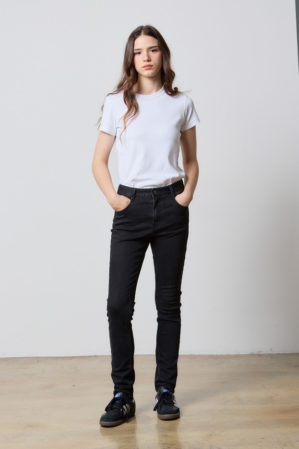 DENIM SLIM FIT JEGGINGS PANTS BLACK F5는 세컨레터 콜라보레이션으로 제작된 여성용 블랙 컬러의 데님 슬림핏 제깅스 팬츠입니다. 일상 및 캐주얼 룩에 적합하며, 사계절 모두 착용 가능합니다. 데님, 면, 폴리우레탄 혼방 소재로 제작되어 편안한 착용감을 제공하며, 뒷밴딩 디테일이 특징입니다. 슬림핏 디자인으로 다리 라인을 더욱 돋보이게 하며, 데이트룩, 쇼핑룩 등 다양한 TPO에 활용할 수 있습니다. 캐주얼, 미니멀, 클래식 스타일을 즐겨 입는 분들께 추천합니다.
