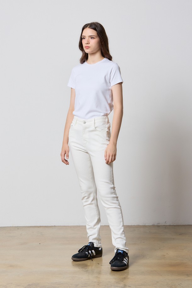 DENIM SLIM FIT JEGGINGS PANTS WHITE F5는 여성용 데님 팬츠입니다. 캐주얼하고 미니멀한 스타일로, 봄, 여름, 가을에 착용하기 적합합니다. 슬림핏으로 다리 라인을 살려주며, 신축성 있는 데님, 면, 폴리우레탄 혼방 소재로 편안한 착용감을 제공합니다. 허리 밴딩과 제깅스 스타일로 활동성을 더했으며, 동네 마실룩이나 쇼핑룩에 잘 어울립니다. 무지 디자인의 화이트 컬러로 다양한 상의와 매치하기 용이합니다.
