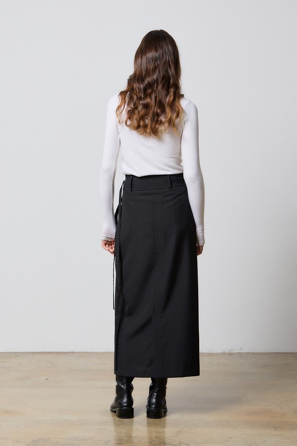 울 프론트 포켓 벨트 롱 스커트 블랙 F5는 여성용 롱 스커트로, 가을과 겨울에 어울리는 제품입니다. 미니멀하고 클래식한 스타일을 연출하며, H라인 핏과 무지 패턴으로 깔끔한 실루엣을 선사합니다. 두꺼운 울과 폴리에스터 혼방 소재로 제작되어 뻣뻣한 촉감을 가지며, 벨트 디테일과 앞면 포켓이 특징입니다. 사이즈 조절이 가능하며, 뒷면 플리츠 스티치와 안감이 있어 편안하게 착용할 수 있습니다. 오피스룩, 출근룩, 겨울 데일리룩 등 다양한 TPO에 활용하기 좋은 아이템입니다.
