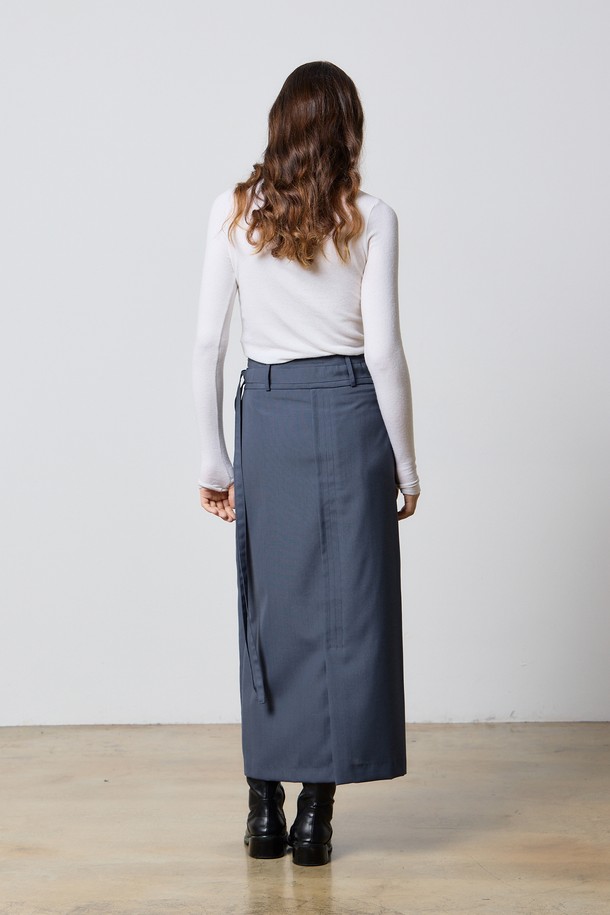 WOOL FRONT POCKET BELT LONG SKIRT BLUE F5 (울 프론트 포켓 벨트 롱 스커트 블루 F5)는 가을, 겨울 시즌에 어울리는 여성 롱스커트입니다. 울과 폴리에스테르 혼방 소재로 제작되어 부드러운 촉감과 두꺼운 두께감을 자랑합니다. H라인의 레귤러핏으로, 베이직하고 클래식한 스타일을 연출하며, 앞면 포켓과 벨트 디테일이 특징입니다. 뒷면 플리츠 스티치와 사이즈 조절 기능으로 편안함과 실용성을 더했습니다. 오피스룩, 데일리룩, 모임룩 등 다양한 TPO에 클래식, 미니멀, 시크한 스타일로 활용하기 좋습니다.
