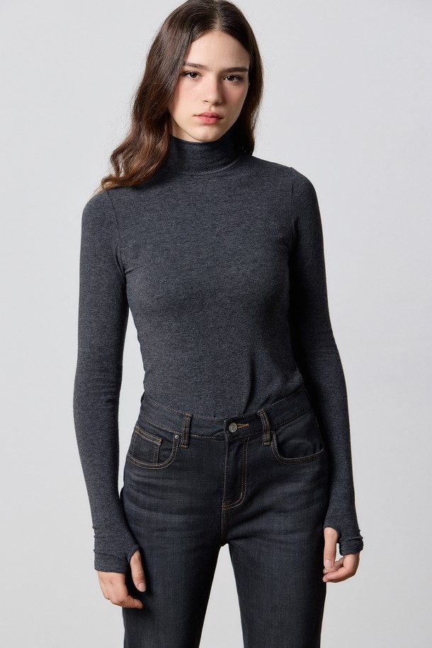 WARMER 앙고라 하이넥 탑 차콜 F5는 여성들을 위한 베이직 스타일의 하이넥 티셔츠입니다. 가을, 겨울철 일상에서 따뜻하게 착용할 수 있도록 보온성에 중점을 둔 디자인입니다. 프리미엄 앙고라 혼방 원단으로 제작되어 부드러운 촉감을 선사하며, 차콜 컬러의 무지 패턴으로 어떤 스타일에도 쉽게 매치할 수 있습니다. 레귤러핏과 긴 소매 기장으로 편안한 착용감을 제공하며, 클래식, 미니멀, 캐주얼 등 다양한 스타일을 연출하기 좋습니다.
