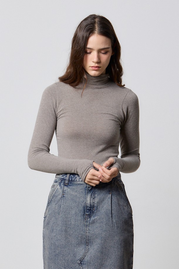 WARMER 앙고라 하이넥 탑 브라운 F5는 부드러운 촉감과 뛰어난 보온성을 자랑하는 여성용 티셔츠입니다. 프리미엄 앙고라 혼방 원단으로 제작되어 겨울철에도 따뜻하게 착용 가능하며, 베이직한 스타일로 다양한 스타일링에 활용할 수 있습니다. 앙고라, 면, 레이온, 아크릴, 스판덱스 등 다양한 소재가 혼방되어 편안한 착용감을 제공합니다. 무지 디자인에 터틀넥과 긴소매 디테일이 더해져 클래식하고 미니멀한 무드를 연출하며, 겨울 데일리룩과 모임룩에 모두 잘 어울립니다. 두꺼운 두께감으로 추운 날씨에도 따뜻하게 몸을 보호해 줍니다.
