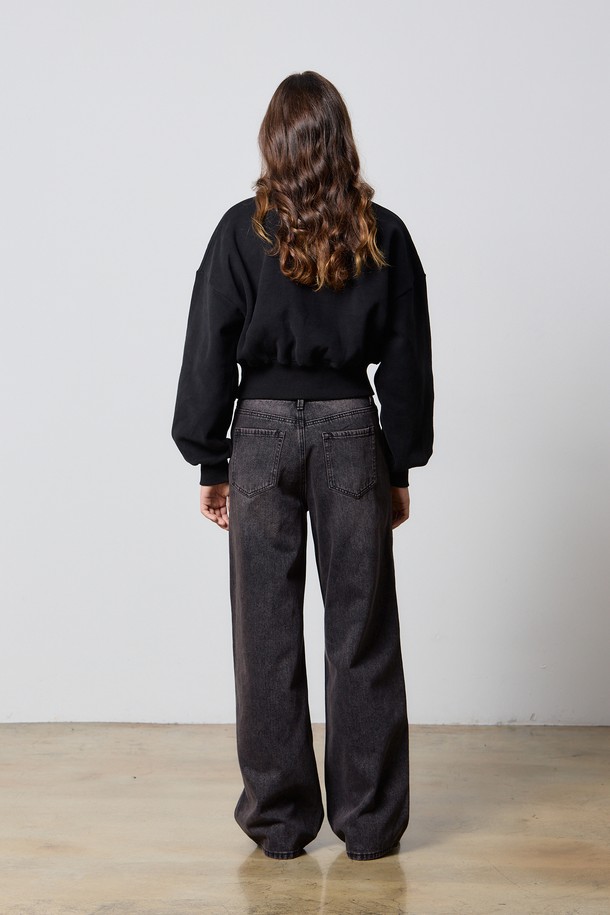 블랙 컬러의 스테디 크롭 스웨트셔츠 F5는 여성의 캐주얼하고 미니멀한 스타일을 완성해 줄 아이템입니다. 가을, 겨울 시즌에 적합하며, 베이직하고 편안한 무드를 연출합니다. 부드러운 촉감의 속기모 면 소재로 제작되어 포근함을 선사하며, 라운드넥과 긴소매 디자인으로 어떤 룩에도 쉽게 매치할 수 있습니다. 가슴 부분의 R+ 자수 디테일과 앞뒤 바디 다트 디테일이 돋보이며, 크롭 기장으로 트렌디함을 더했습니다. 데일리룩, 집콕룩, 산책룩 등 다양한 TPO에 활용할 수 있는 활용도 높은 스웨트셔츠입니다.
