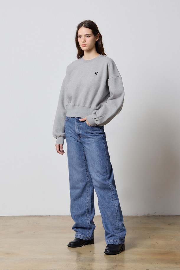 "STEADY CROP SWEATSHIRT GRAY F5"는 여성용 스웨트셔츠로, 가을과 겨울에 따뜻하게 입을 수 있는 제품입니다. 부드러운 면 소재에 기모 안감으로 포근한 착용감을 선사하며, 베이직하고 캐주얼한 스타일을 연출합니다. 크롭 기장과 라운드넥 디자인이 특징이며, 가슴 부분에는 R+ 자수 디테일이, 앞뒤에는 다트 디테일이 더해져 밋밋함을 덜었습니다. 일상, 집콕, 동네 마실룩과 같이 편안한 TPO에 안성맞춤이며, 캐주얼, 미니멀, 클래식 스타일을 즐겨 입는 분들께 추천합니다.
