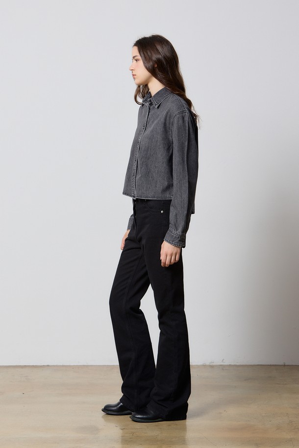 DENIM MINIMAL CROP SHIRT GREY F5 (데님 미니멀 크롭 셔츠 그레이 F5)는 워싱 그레이 컬러의 여성용 셔츠/블라우스입니다. 봄, 가을에 입기 좋으며, 미니멀한 스타일을 연출할 수 있습니다. 데님과 면 혼방 소재로 제작되었으며, 무지 패턴에 크롭 기장과 차이나 칼라 디자인이 특징입니다. 뻣뻣한 촉감의 긴 소매 셔츠로, 셔츠 또는 아우터로 활용 가능하며, 데이트룩, 카페룩, 쇼핑룩에 매치하기 좋습니다. 원 사이즈로 출시되었습니다.
