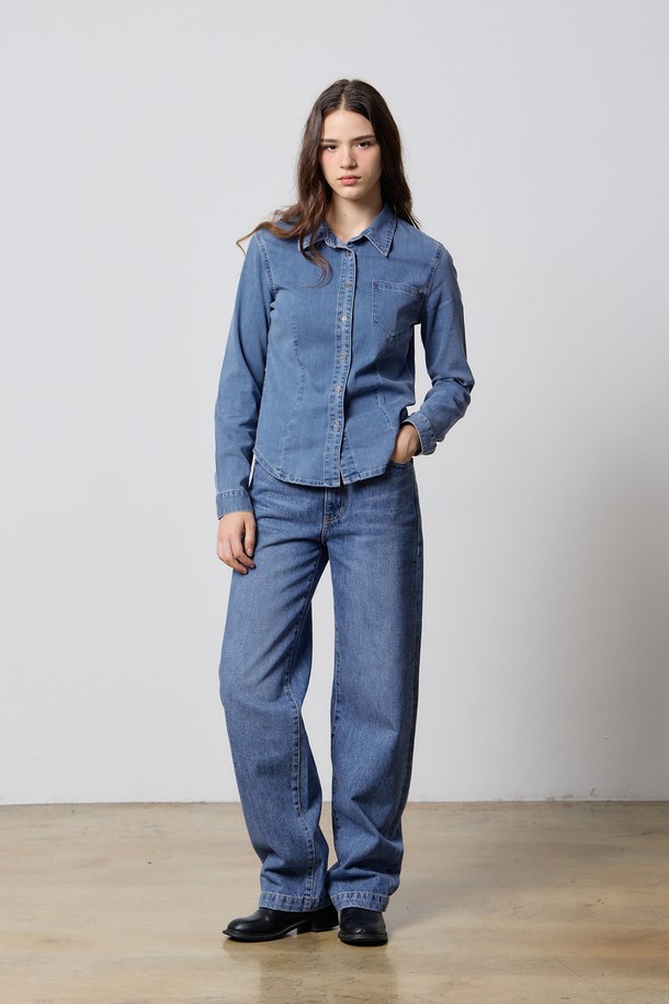 세컨레터 콜라보레이션 데님 컬렉션의 DENIM BASIC ONE POCKET SHIRT BLUE F5입니다. 부드러운 촉감의 데님 소재에 면, 폴리우레탄을 혼방하여 편안한 착용감을 선사합니다. 베이직 핏과 레귤러 기장으로 다양한 스타일 연출이 가능하며, 왼쪽 가슴 포켓 디테일이 돋보입니다. 캐주얼, 미니멀, 클래식 스타일을 즐기시는 여성분들께 추천하며, 데이트룩, 쇼핑룩에 매치하기 좋습니다. 신축성이 있어 활동성이 뛰어나며, 봄, 가을 시즌에 활용하기 좋은 긴소매 셔츠입니다.
