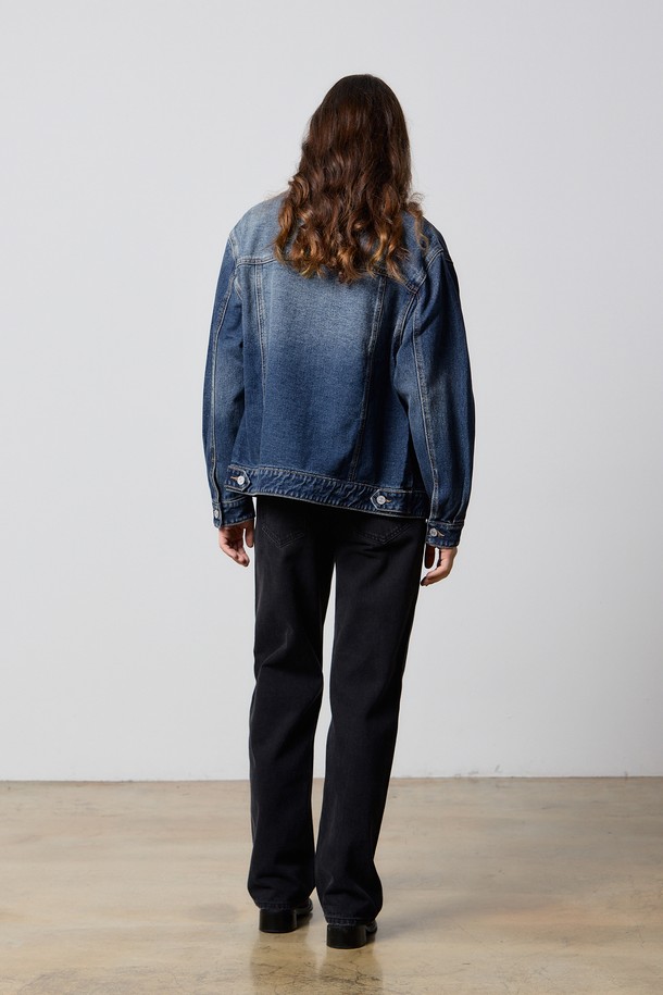 인디고 컬러의 데님 클래식 트러커 재킷 F5입니다. 부드러운 촉감의 데님 소재로 제작되었으며, 봄, 가을에 착용하기 좋습니다. 캐주얼, 미니멀, 클래식 스타일을 모두 소화하며, 데이트룩이나 쇼핑룩에 매치하기 좋은 아이템입니다. 루즈핏 크롭 기장으로 트렌디함을 더했으며, 빈티지 워싱 디테일이 돋보입니다. 버튼 여밈 방식과 긴 소매 디자인으로 편안하게 착용할 수 있습니다.
