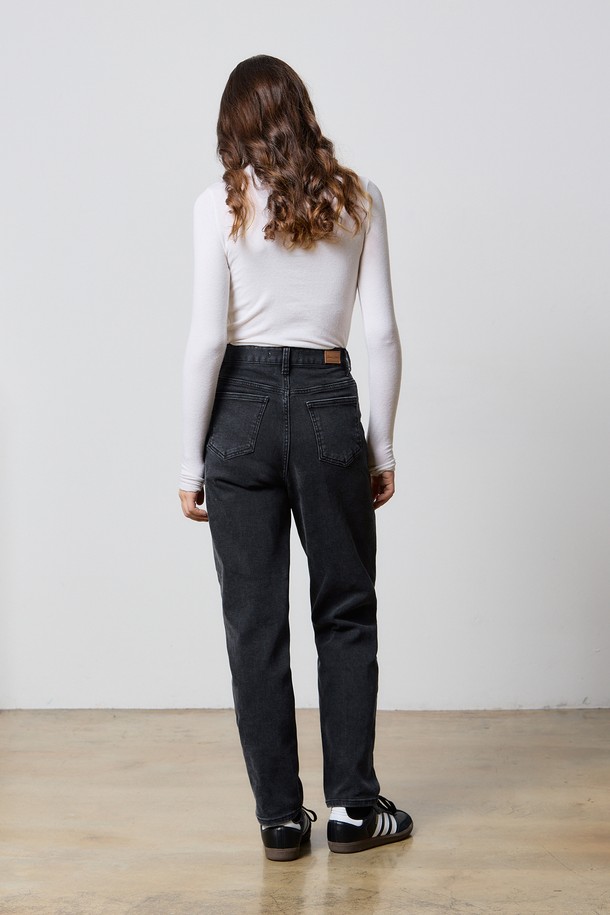 블랙 색상의 데님 나핑 테이퍼드 팬츠입니다. 가을과 겨울에 착용하기 좋은 두꺼운 두께감의 데님 소재로 제작되었으며, 부드러운 촉감과 기모 안감으로 편안한 착용감을 선사합니다. 캐주얼, 미니멀, 클래식 스타일을 모두 아우르는 디자인으로, 일상에서 폭넓게 활용할 수 있습니다. 레귤러 핏의 테이퍼드 실루엣이 다리 라인을 슬림하게 연출하며, 나핑 가공으로 은은한 멋을 더했습니다. 남성 고객을 위한 데님 팬츠로, 어떤 상의와도 쉽게 매치하여 훌륭한 스타일을 완성할 수 있습니다.
