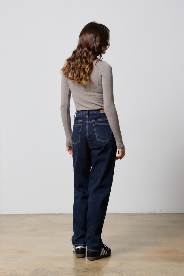 **데님 나핑 테이퍼드 팬츠 인디고 W5**는 남성용 데님 팬츠입니다. 짙은 인디고 컬러의 무지 디자인으로, 가을, 겨울 시즌에 어울리는 두꺼운 두께감과 부드러운 촉감을 자랑합니다. 일상 캐주얼 스타일을 위한 레귤러핏 테이퍼드 핏으로, 나핑 가공 처리를 하여 더욱 편안한 착용감을 선사합니다. 미니멀, 클래식 스타일을 선호하는 분들께 추천하는 아이템입니다.
