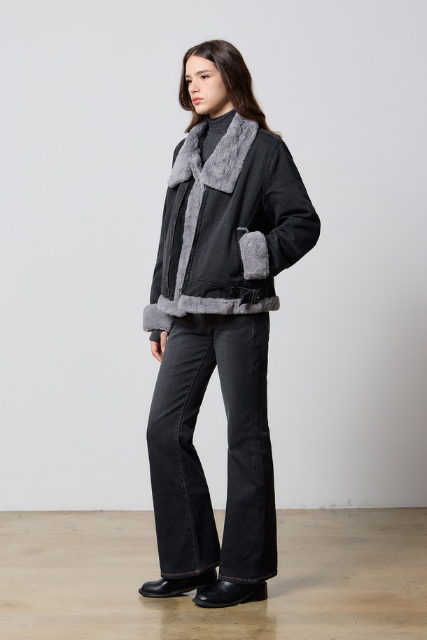 모던한 스타일의 여성 데님 부츠컷 모달 팬츠입니다. 블랙 컬러에 레귤러 핏으로, 일상에서 편안하게 착용하기 좋습니다. 모달과 데님 혼방 소재로 제작되어 부드러운 착용감을 선사합니다. 사계절 내내 활용 가능한 중간 두께의 무지 디자인이며, 미니멀, 클래식, 캐주얼 등 다양한 스타일 연출에 활용할 수 있습니다. 밴딩이 없어 깔끔한 실루엣을 강조합니다.
