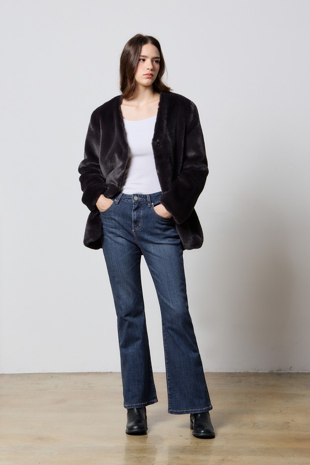 인디고 컬러의 데님 부츠컷 모달 팬츠, "데님 부츠컷 모달 팬츠 인디고 W5"를 소개합니다. 부드러운 촉감의 모달과 데님 혼방 소재로 제작되어 봄, 가을에 편안하게 착용하기 좋습니다. 캐주얼, 미니멀, 클래식 스타일을 모두 아우르는 디자인으로, 레귤러 핏에 무지 패턴으로 어떤 상의와도 매치하기 용이합니다. 중간 두께감의 긴 기장으로, 여성스러운 부츠컷 라인이 다리 라인을 더욱 돋보이게 합니다. 일상에서 편안함과 스타일을 동시에 잡을 수 있는 아이템입니다.
