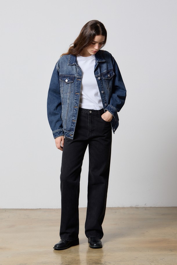 블랙 컬러의 데님 롱 스트레이트 팬츠 W5입니다. 캐주얼, 미니멀, 클래식 스타일을 아우르는 디자인으로, 봄, 가을, 겨울 세 계절 모두 활용 가능합니다. 두꺼운 두께감의 데님 소재로 제작되어 뻣뻣한 촉감을 주며, 레귤러 핏으로 편안하게 착용할 수 있습니다. 무지 디자인에 워싱 가공을 더해 빈티지한 멋을 살렸습니다. 일상에서 폭넓게 활용하기 좋은 데님 팬츠입니다.
