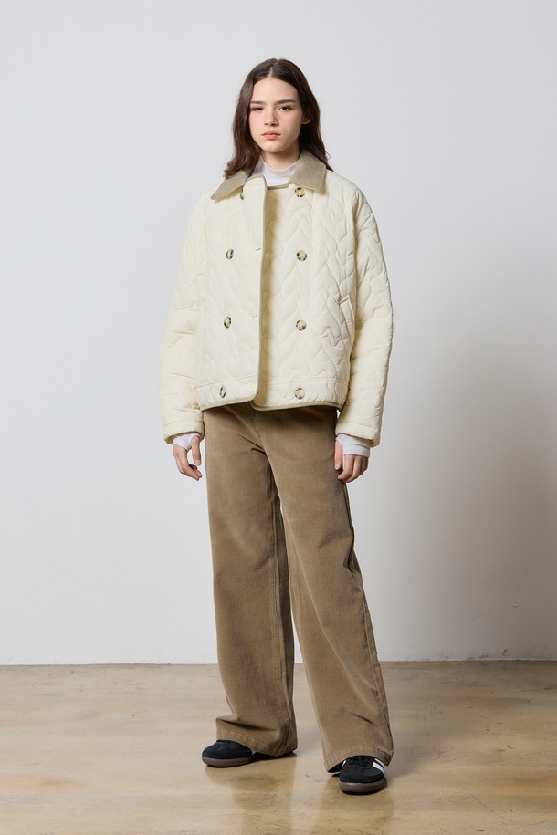 HEART QUILTING DOUBLE JACKET IVORY W5(하트 퀄팅 더블 재킷 아이보리 W5)는 여성용 아우터로, 가을과 겨울에 착용하기 좋은 두꺼운 두께감의 숏패딩입니다. 아이보리 색상의 퀄팅 디테일이 돋보이며, 더블 버튼 여밈 방식과 오버핏 디자인으로 캐주얼하면서도 베이직한 스타일을 연출합니다. 크롭 기장과 긴 소매가 특징이며, 클래식과 미니멀한 무드를 더해줍니다. 일상생활에서 폭넓게 활용할 수 있는 아이템입니다.
