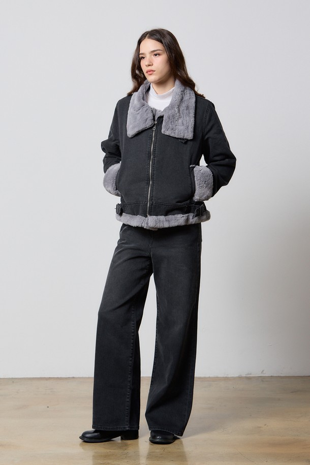 블랙 데님과 밍크 퍼의 조화가 돋보이는 데님 퍼 재킷입니다. 캐주얼, 스트릿 스타일을 즐기는 여성분들을 위한 아이템으로, 가을과 겨울 시즌에 따뜻하고 스타일리시하게 연출할 수 있습니다. 부드러운 촉감의 밍크 퍼는 고급스러움을 더하고, 크롭 기장과 레귤러핏으로 트렌디한 실루엣을 연출합니다. 집업 스타일의 여밈 방식과 긴 소매 기장으로 편안함과 보온성을 동시에 갖췄습니다. 무지 디자인으로 어떤 옷에도 쉽게 매치하여 데일리룩을 완성할 수 있습니다.
