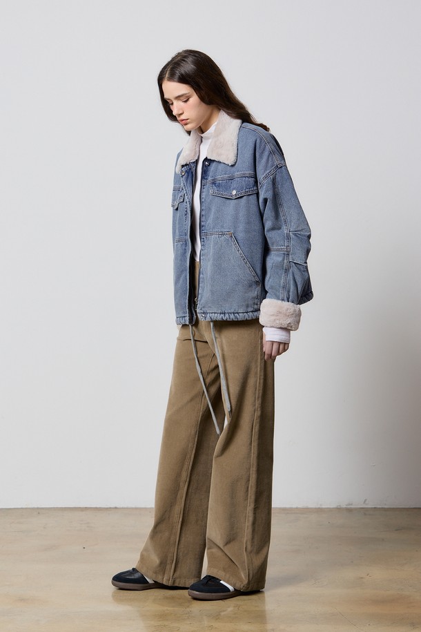 **데님 턱 슬리브 페이크 퍼 재킷 인디고 W5**는 캐주얼한 무드의 여성용 데님 재킷입니다. 인디고와 핑크 두 가지 컬러로 출시되었으며, 가을과 겨울에 따뜻하게 착용할 수 있습니다. 오버핏 디자인에 긴 소매 기장, 퍼 카라와 퍼 안감으로 보온성을 높였으며, 크롭 기장으로 스타일리시함을 더했습니다. 데이트룩과 모임룩에 어울리는 아이템으로, 미니멀, 캐주얼, 클래식 스타일을 즐겨 입는 분들께 추천합니다. 버튼 여밈 방식의 두꺼운 페이크 퍼 재킷으로, 데님 소재 특유의 견고함과 페이크 퍼의 부드러운 촉감을 동시에 느낄 수 있습니다.
