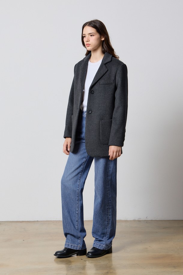 울 클래식 싱글 재킷 GREY W5는 여성용 아우터로, 가을과 겨울에 어울리는 두꺼운 울 소재의 자켓입니다. 미니멀하고 클래식한 스타일을 추구하며, 차분한 그레이 컬러와 무지 패턴으로 세련된 느낌을 줍니다. 레귤러핏으로 제작되었으며, 싱글 버튼 여밈과 포켓 디테일이 특징입니다. 오피스룩, 출근룩, 모임룩 등 다양한 TPO에 활용 가능하며, 시크한 매력을 더해줍니다.
