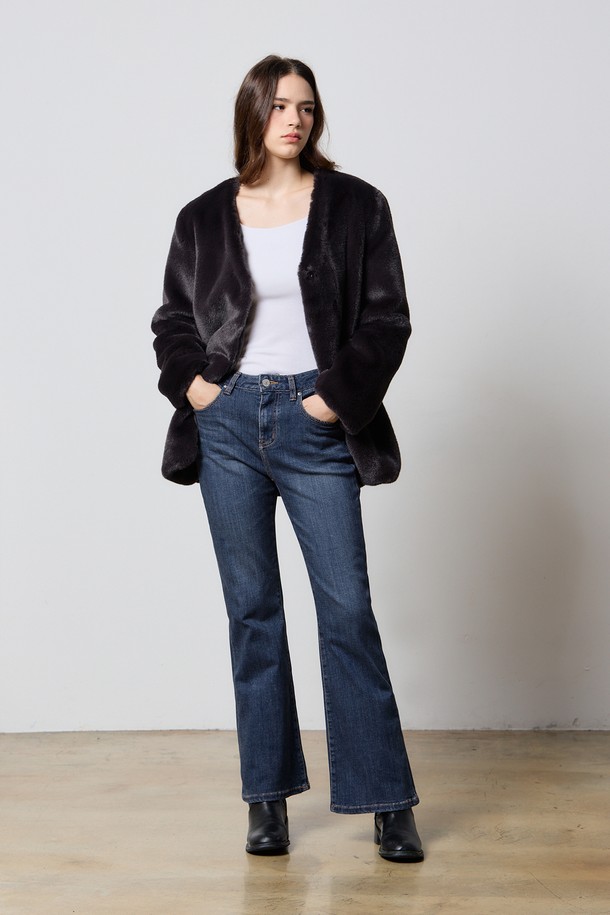 차콜 색상의 FAKE FUR COLLARLESS MINIMAL COAT CHARCOAL W5는 미니멀한 스타일을 추구하는 여성 고객을 위한 크롭 기장의 노카라 코트입니다. 부드러운 촉감의 페이크 퍼 소재로 제작되어 가을, 겨울 시즌에 따뜻함을 선사합니다. 루즈핏으로 편안한 착용감을 제공하며, 긴 소매 디자인으로 포근함을 더했습니다. 무지 패턴으로 어떤 코디에도 잘 어울리는 활용도 높은 아이템입니다. 일상에서 세련된 스타일을 연출해보세요.
