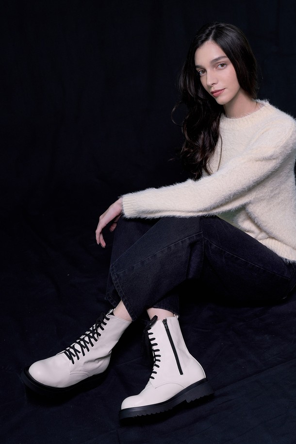 비앙카 레이스업 워커 부츠_B1515(아이보리)는 가을, 겨울 시즌 여성들의 앵클 부츠 스타일을 완성해 줄 워커 부츠입니다. 부드러운 인조가죽 소재에 5cm 웨지힐 굽과 라텍스 안감으로 편안한 착용감을 제공하며, 라운드토 디자인과 발목 주름 디테일이 특징입니다. 아이보리, 블랙, 화이트 세 가지 색상으로 출시되어 다양한 룩에 매치하기 용이하며, 레이스업과 사이드 지퍼 이중 여밈 방식으로 편의성을 높였습니다. 경량, 방수 기능과 더블 우레탄 밑창으로 활동성을 더했으며, 미니멀, 클래식, 캐주얼 스타일의 겨울 데일리룩, 출근룩, 모임룩에 활용하기 좋습니다.
