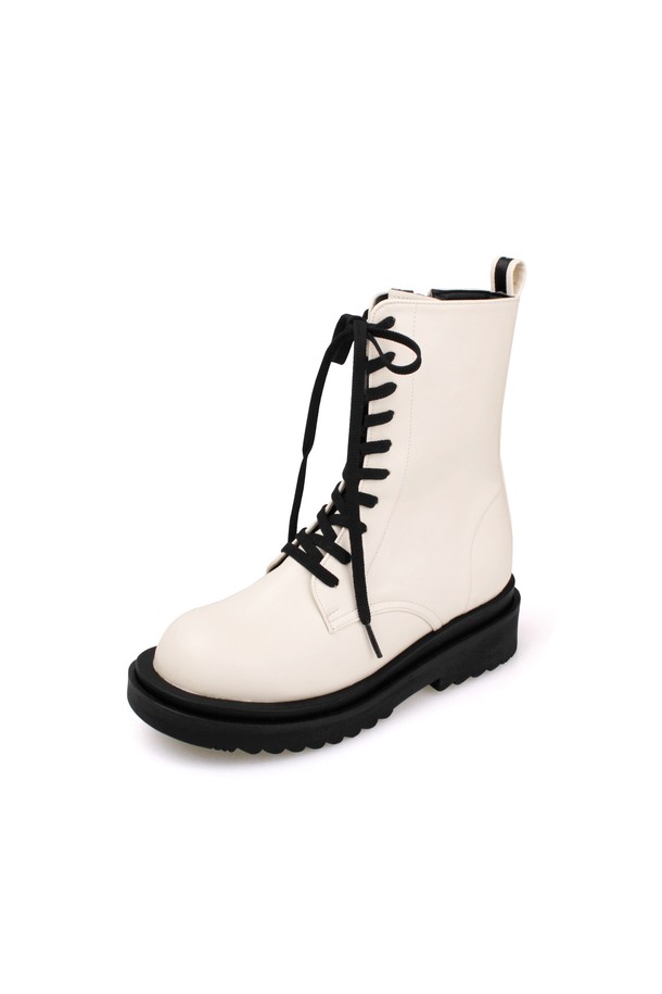 비앙카 레이스업 워커 부츠_B1515(아이보리)는 가을, 겨울 시즌 여성들의 앵클 부츠 스타일을 완성해 줄 워커 부츠입니다. 부드러운 인조가죽 소재에 5cm 웨지힐 굽과 라텍스 안감으로 편안한 착용감을 제공하며, 라운드토 디자인과 발목 주름 디테일이 특징입니다. 아이보리, 블랙, 화이트 세 가지 색상으로 출시되어 다양한 룩에 매치하기 용이하며, 레이스업과 사이드 지퍼 이중 여밈 방식으로 편의성을 높였습니다. 경량, 방수 기능과 더블 우레탄 밑창으로 활동성을 더했으며, 미니멀, 클래식, 캐주얼 스타일의 겨울 데일리룩, 출근룩, 모임룩에 활용하기 좋습니다.
