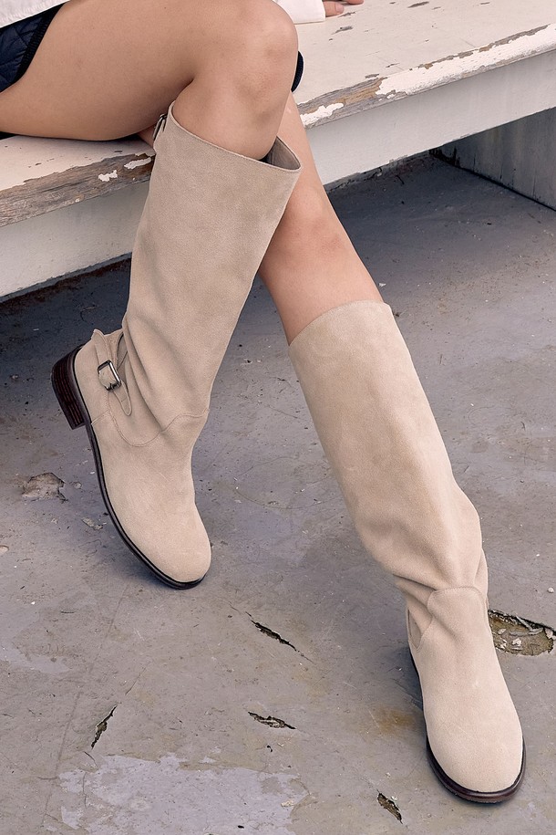 아리아 소가죽 스웨이드 벨트 롱부츠(IVORY)_B2342는 부드러운 소가죽 스웨이드 소재의 여성 롱부츠입니다. 아이보리, 블랙, 브라운 세 가지 색상으로 출시되었으며, 라운드 앞코와 3.5cm 로우힐 굽으로 편안한 착용감을 선사합니다. 깔끔한 실루엣과 투 벨트 디자인이 특징이며, 버클로 여밈을 조절할 수 있습니다. 가을, 겨울철 데일리룩, 모임룩, 데이트룩 등 다양한 TPO에 클래식, 미니멀, 시크한 스타일을 연출하기 좋습니다. 발볼 넓힘 옵션이 있어 더욱 편안하게 착용 가능합니다.
