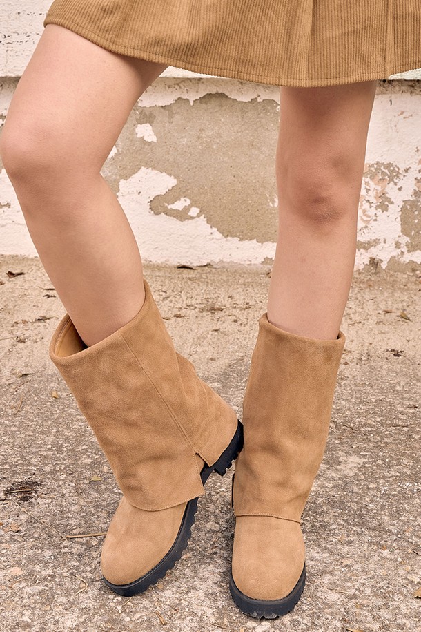 **재스퍼 소가죽 워머 미들부츠(BEIGE)_B2666**는 여성용 워머 미들부츠입니다. 베이지와 블랙 두 가지 색상으로 출시되었으며, 일상생활에서 활용하기 좋습니다. 5cm 통굽 디자인에 라운드 앞코로 편안함을 더했고, 소가죽과 스웨이드 소재를 사용하여 럭셔리한 무드를 연출합니다. 가을, 겨울 시즌에 어울리는 미들부츠로, 워머 스타일과 트렌디한 디자인이 특징입니다. 겨울 데일리룩, 모임룩, 데이트룩 등 다양한 TPO에 맞춰 클래식, 미니멀, 시크한 스타일을 완성해보세요.
