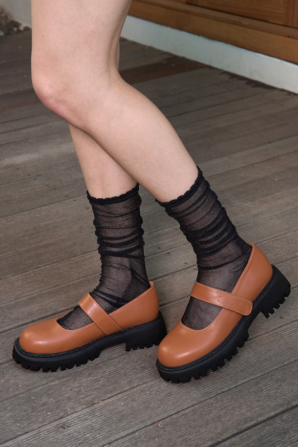 "버디 벨크로 메리제인 로퍼 _L2314(BRICK)"는 여성용 메리제인 로퍼입니다. 비건 가죽 소재에 라운드 토우 디자인으로 제작되었으며, 4.5cm 청키힐이 적용되어 편안함과 스타일을 동시에 잡았습니다. 벨크로 스트랩으로 간편하게 신고 벗을 수 있으며, 데이트룩, 카페룩, 클래식, 미니멀, 걸리시 스타일 연출에 적합합니다. 브릭, 아이보리, 라이트 브라운, 다크 브라운, 블랙 5가지 색상으로 출시되었으며, 일반 사이즈보다 넉넉하게 제작되었습니다. 봄, 가을 계절에 착용하기 좋습니다.
