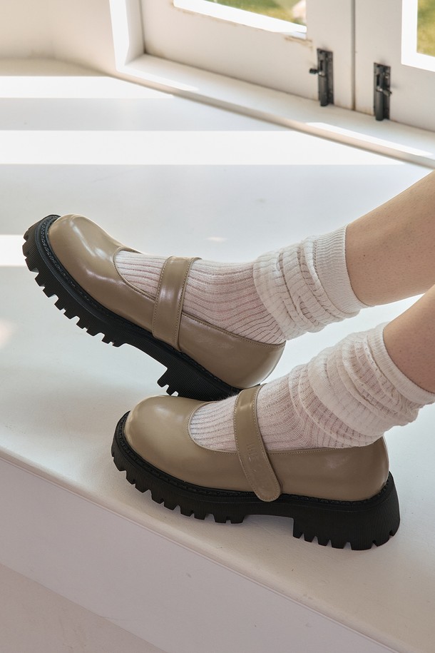 **버디 벨크로 메리제인 로퍼 _L2314(ETOFFE)**

세련된 디자인의 여성용 메리제인 로퍼입니다. 부드러운 비건 가죽 소재로 제작되었으며, 라운드 토우 디자인이 발을 편안하게 감싸줍니다. 4.5cm 로우힐 굽으로 다리 라인을 살려주며, 벨크로 스트랩으로 간편하게 신고 벗을 수 있습니다. 아이보리, 에토프, 브릭 라이트브라운, 라이트브라운, 다크브라운, 블랙 등 다양한 색상으로 출시되어 데이트룩, 카페룩 등 어떤 스타일에도 잘 어울립니다. 봄, 가을 시즌에 신기 좋으며, 쿠션 인솔로 편안한 착용감을 선사합니다. 
