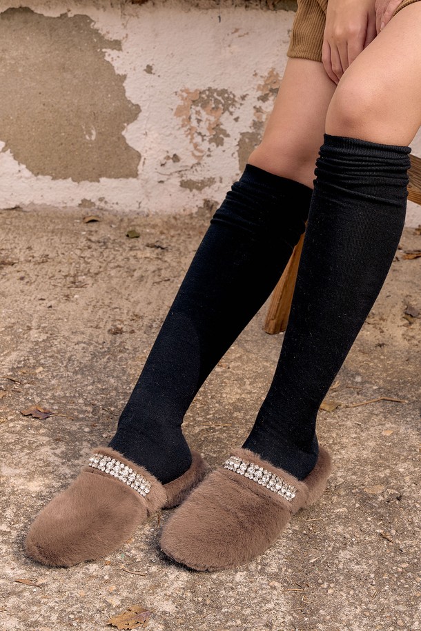 엘리제 샹들리에 퍼 블로퍼_B2200(BROWN)는 여성스러운 스타일을 완성하는 블로퍼입니다. 부드러운 퍼 소재와 라운드 앞코 디자인으로 포근하고 아늑한 착용감을 선사합니다. 브라운 컬러와 플랫 굽은 클래식, 미니멀, 캐주얼 등 다양한 스타일과 매치하기 용이합니다. 가을, 겨울 시즌 출근룩과 모임룩에 포인트를 더해줄 퍼 장식이 돋보이는 블로퍼입니다. 오픈형 디자인으로 편안하게 신고 벗을 수 있습니다.
