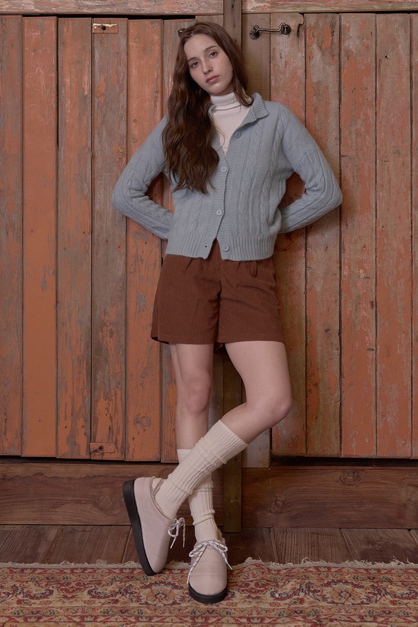 유키 패딩 퍼 슬립온(BEIGE)_B2228은 여성스러운 겨울 스타일을 완성하는 슬립온입니다. 부드러운 퍼 소재와 따뜻한 패딩 안감으로 보온성을 높여 추운 날씨에도 포근하게 착용할 수 있습니다. 라운드 앞코 디자인과 플랫 굽으로 편안한 착용감을 제공하며, 베이지 컬러는 어떤 룩에도 자연스럽게 어울립니다. 집콕룩이나 산책룩은 물론 캐주얼, 미니멀, 클래식 스타일에도 잘 어울려 활용도가 높습니다. 무지 디자인으로 유행을 타지 않고 오래도록 즐겨 신을 수 있습니다.
