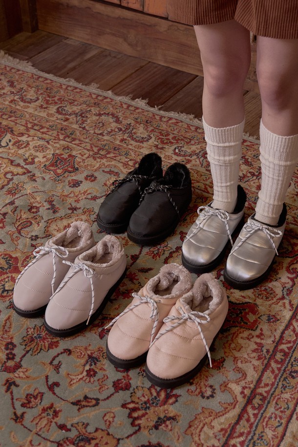 유키 패딩 퍼 슬립온(SILVER)_B2228은 추운 겨울철, 집콕룩에 포근함을 더해줄 여성용 슬립온입니다. 실버 컬러의 무지 디자인에 퍼 소재 안감으로 보온성을 높였습니다. 굽 높이 없는 플랫 타입으로 편안한 착용감을 선사하며, 패딩 디테일이 특징입니다. 캐주얼, 미니멀 스타일을 즐겨 입는 여성분들께 추천합니다.
