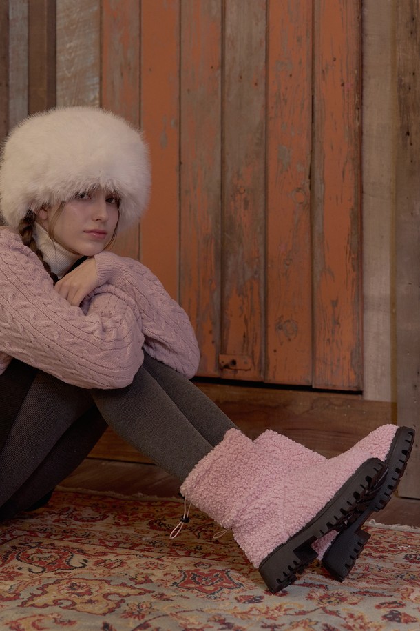 엠버 퍼 투웨이 미들 부츠(PINK)_B5555는 여성스러운 핑크 컬러가 돋보이는 겨울 부츠입니다. 라운드 토우 디자인에 발 전체를 감싸는 퍼 안감으로 따뜻함을 더했습니다. 굽 높이는 미들 굽, 굽 타입은 청키힐로 안정적인 착화감을 제공하며, 지퍼 여밈으로 신고 벗기 편합니다. 캐주얼, 미니멀, 걸리시 스타일링에 모두 잘 어울리며, 데이트룩에 포인트 아이템으로 활용하기 좋습니다. 투웨이(2way) 착용이 가능하여 다양한 스타일을 연출할 수 있습니다.
