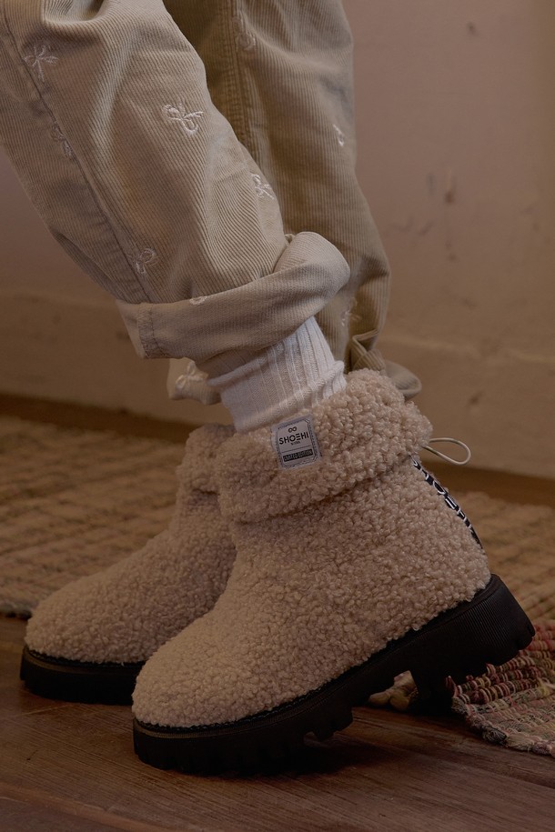 엠버 퍼 투웨이 미들 부츠(BEIGE)_B5555는 여성용 미들 부츠입니다. 베이지 컬러에 라운드토 디자인으로, 캐주얼, 미니멀, 클래식 스타일을 연출하기 좋습니다. 가을, 겨울 시즌에 착용하기 적합하며, 안감과 주요 소재가 퍼로 제작되어 보온성을 높였습니다. 투웨이 방식으로 다양한 스타일링이 가능하며, 출근룩, 모임룩 등 TPO에 맞춰 활용할 수 있습니다.
