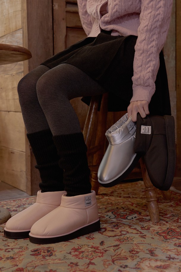 도나스 패딩 숏 어그 부츠(PINK)_B2227은 여성스러운 핑크 컬러와 라운드 앞코 디자인이 돋보이는 어그 부츠입니다. 포근한 패딩 안감으로 가을, 겨울철에도 따뜻하게 착용할 수 있으며, 슬립온 스타일로 편안하게 신고 벗을 수 있습니다. 일상생활에서 산책룩이나 집콕룩으로 활용하기 좋으며, 캐주얼, 미니멀, 걸리시한 스타일을 연출하기 좋습니다. 로우힐 플랫 굽으로 편안함을 더했으며, 숏 기장으로 다양한 룩에 매치하기 용이합니다. 합성가죽 소재로 제작되어 관리가 용이합니다.
