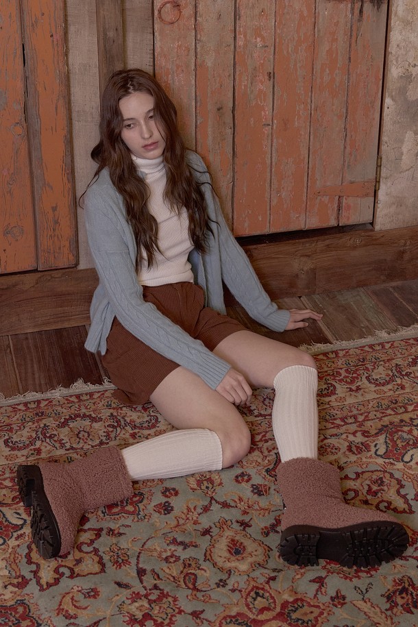 세련된 스타일을 완성하는 엠버 퍼 투웨이 미들 부츠(BROWN)_B5555입니다. 부드러운 퍼 소재와 따뜻한 안감이 가을, 겨울철 추위로부터 발을 보호하며, 라운드 토우 디자인으로 편안한 착용감을 선사합니다. 브라운 컬러의 무지 디자인은 어떤 스타일에도 잘 어울리며, 청키힐 굽으로 안정감 있는 활동성을 보장합니다. 지퍼 여밈과 미들컷 탑라인, 투웨이 착용 가능 디자인으로 실용성을 더하여 출근룩과 모임룩, 클래식, 미니멀, 캐주얼 스타일 모두 소화 가능합니다.
