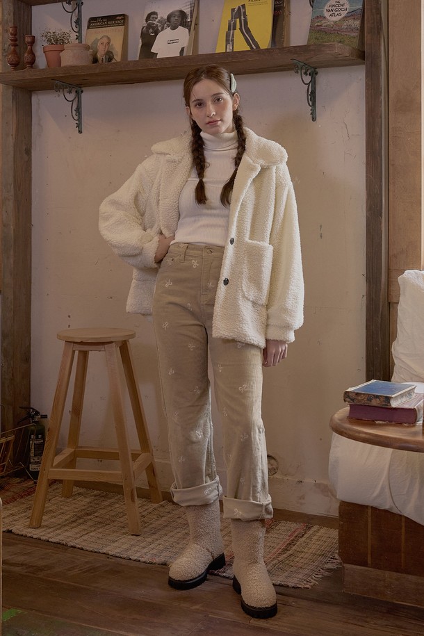 엠버 퍼 투웨이 미들 부츠(BEIGE)_B5555는 여성용 미들 부츠입니다. 베이지 컬러에 라운드토 디자인으로, 캐주얼, 미니멀, 클래식 스타일을 연출하기 좋습니다. 가을, 겨울 시즌에 착용하기 적합하며, 안감과 주요 소재가 퍼로 제작되어 보온성을 높였습니다. 투웨이 방식으로 다양한 스타일링이 가능하며, 출근룩, 모임룩 등 TPO에 맞춰 활용할 수 있습니다.
