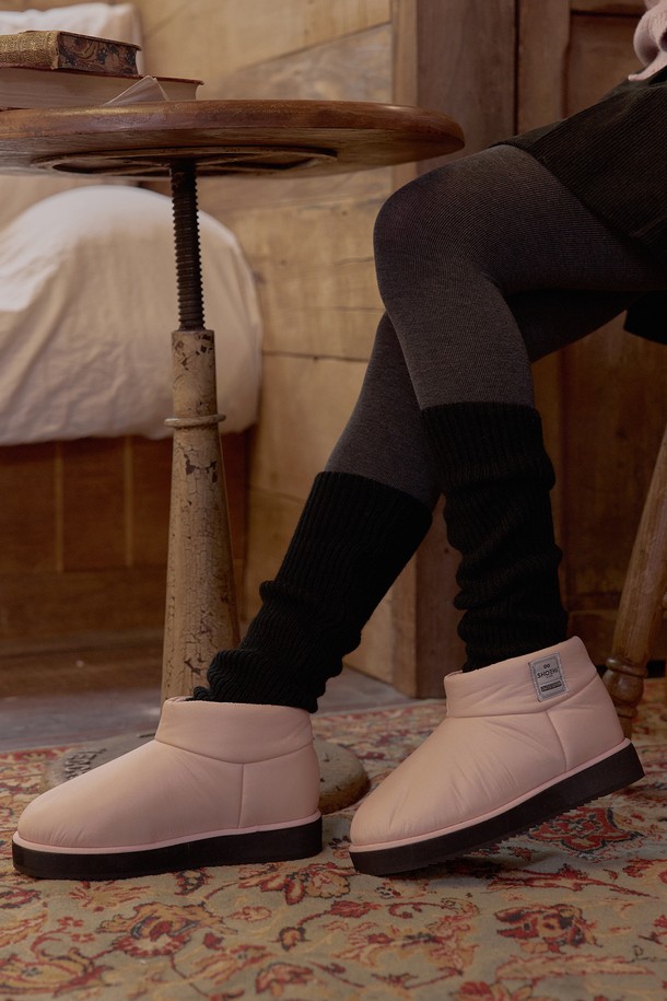 도나스 패딩 숏 어그 부츠(PINK)_B2227은 여성스러운 핑크 컬러와 라운드 앞코 디자인이 돋보이는 어그 부츠입니다. 포근한 패딩 안감으로 가을, 겨울철에도 따뜻하게 착용할 수 있으며, 슬립온 스타일로 편안하게 신고 벗을 수 있습니다. 일상생활에서 산책룩이나 집콕룩으로 활용하기 좋으며, 캐주얼, 미니멀, 걸리시한 스타일을 연출하기 좋습니다. 로우힐 플랫 굽으로 편안함을 더했으며, 숏 기장으로 다양한 룩에 매치하기 용이합니다. 합성가죽 소재로 제작되어 관리가 용이합니다.
