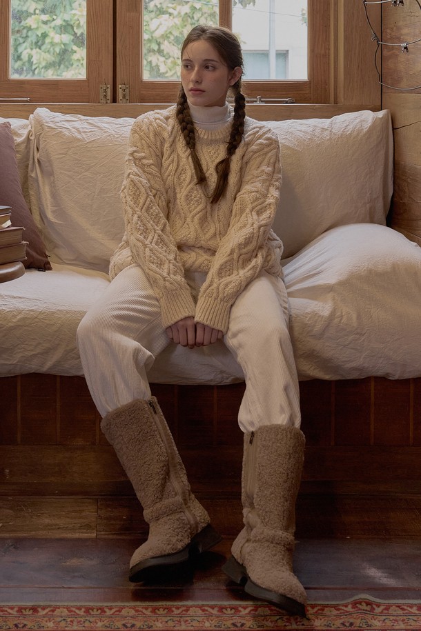 코코 퍼 벨트 미들부츠(BROWN)_B5757는 부드러운 퍼 소재와 벨트 디테일이 돋보이는 여성용 미들부츠입니다. 라운드 토우 디자인과 굽높이 6cm의 통굽으로 편안한 착용감을 선사하며, 안감에도 퍼를 사용하여 보온성을 높였습니다. 가을, 겨울 시즌 데이트룩이나 모임룩에 클래식, 미니멀, 캐주얼 스타일 모두 연출하기 좋습니다. 브라운 컬러의 무지 디자인으로 어떤 스타일에도 쉽게 매치할 수 있으며, 벨트 장식과 퍼 장식이 포인트가 되어 세련된 느낌을 더합니다.
