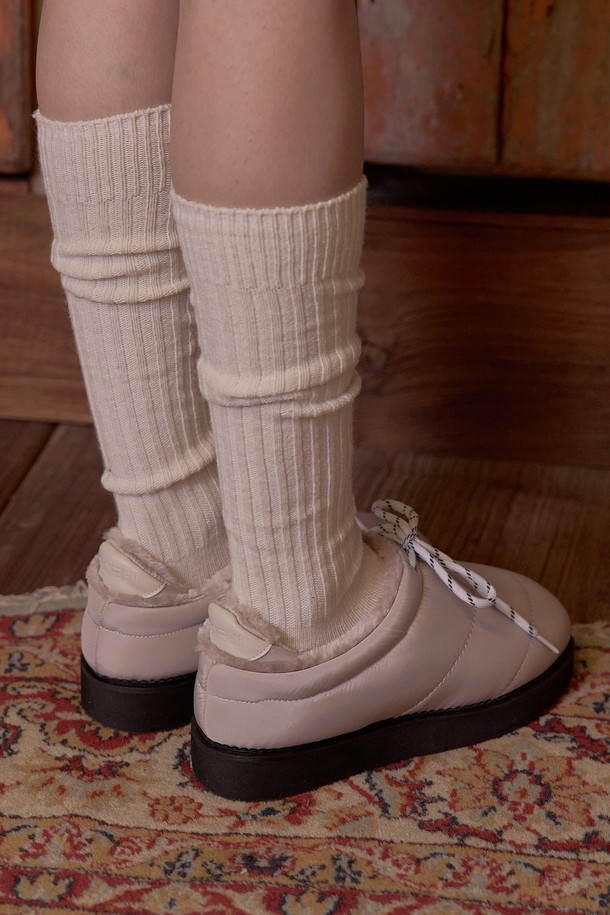 유키 패딩 퍼 슬립온(BEIGE)_B2228은 여성스러운 겨울 스타일을 완성하는 슬립온입니다. 부드러운 퍼 소재와 따뜻한 패딩 안감으로 보온성을 높여 추운 날씨에도 포근하게 착용할 수 있습니다. 라운드 앞코 디자인과 플랫 굽으로 편안한 착용감을 제공하며, 베이지 컬러는 어떤 룩에도 자연스럽게 어울립니다. 집콕룩이나 산책룩은 물론 캐주얼, 미니멀, 클래식 스타일에도 잘 어울려 활용도가 높습니다. 무지 디자인으로 유행을 타지 않고 오래도록 즐겨 신을 수 있습니다.
