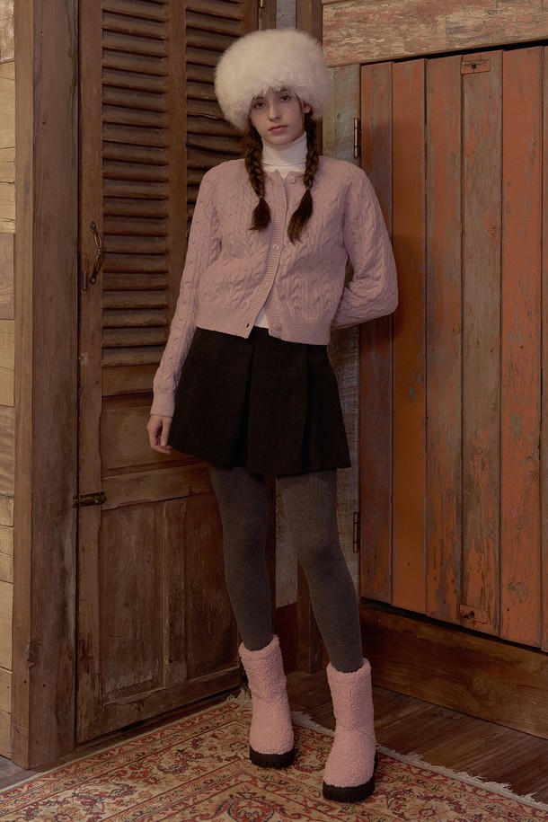 엠버 퍼 투웨이 미들 부츠(PINK)_B5555는 여성스러운 핑크 컬러가 돋보이는 겨울 부츠입니다. 라운드 토우 디자인에 발 전체를 감싸는 퍼 안감으로 따뜻함을 더했습니다. 굽 높이는 미들 굽, 굽 타입은 청키힐로 안정적인 착화감을 제공하며, 지퍼 여밈으로 신고 벗기 편합니다. 캐주얼, 미니멀, 걸리시 스타일링에 모두 잘 어울리며, 데이트룩에 포인트 아이템으로 활용하기 좋습니다. 투웨이(2way) 착용이 가능하여 다양한 스타일을 연출할 수 있습니다.
