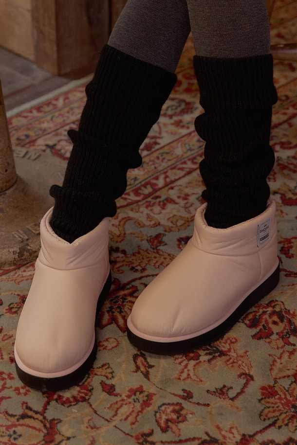 도나스 패딩 숏 어그 부츠(PINK)_B2227은 여성스러운 핑크 컬러와 라운드 앞코 디자인이 돋보이는 어그 부츠입니다. 포근한 패딩 안감으로 가을, 겨울철에도 따뜻하게 착용할 수 있으며, 슬립온 스타일로 편안하게 신고 벗을 수 있습니다. 일상생활에서 산책룩이나 집콕룩으로 활용하기 좋으며, 캐주얼, 미니멀, 걸리시한 스타일을 연출하기 좋습니다. 로우힐 플랫 굽으로 편안함을 더했으며, 숏 기장으로 다양한 룩에 매치하기 용이합니다. 합성가죽 소재로 제작되어 관리가 용이합니다.
